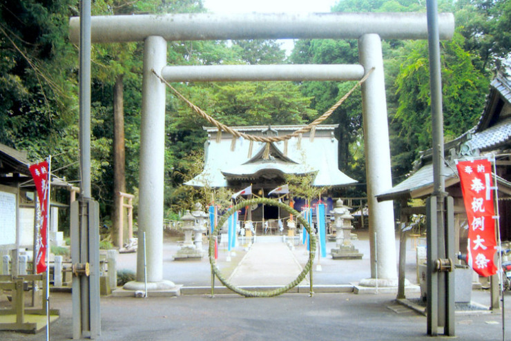 鹿嶋八幡神社の鳥居と拝殿と茅の輪設置完了の様子